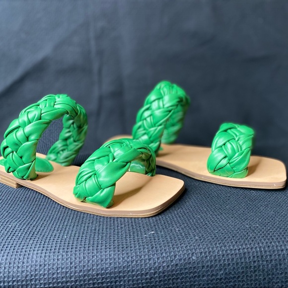 GUESS Raign Puffy Woven Flat Sandals. Size 5. Medium Green. - Picture 3 of 8